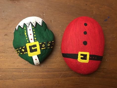 Elf Painted Rocks, Santa Painted Rocks, Christmas Rock Art, Christmas Stones, Christmas Painted Rocks, Pocket Rocks, Rustic Christmas Crafts, Elf Shirts, Christmas Pebble Art