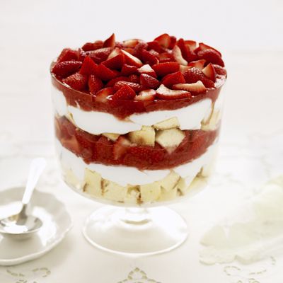 Strawberry-Rhubarb Trifle with Amaretto Custard Rhubarb Trifle, Easy Easter Dinner, Easter Dinner Menus, Fruit Dessert Recipes, Custard Recipes, Rhubarb Recipes, Strawberry Rhubarb, Easter Dinner, Sweet Tarts