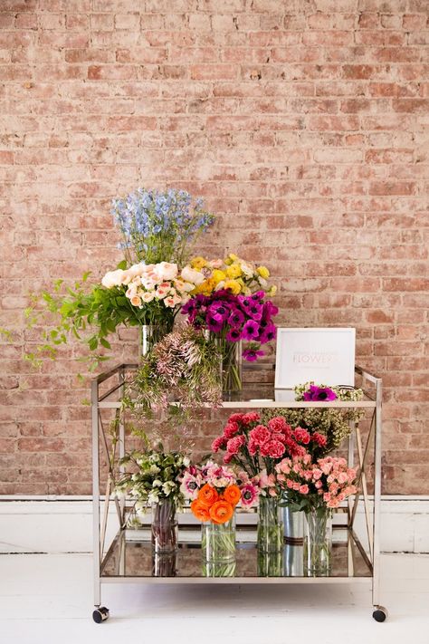 Flower Cart - setup station with various types of vases for each type of flower people can work with. Bridal Shower Workshop, Bloom Bar Cart, Flower Bar Cart, Flower Bar Ideas, Art Flower Wallpaper, Diy Flower Bar, Nails Acrylic Flower, Brunch Garden, Flower Shop Display