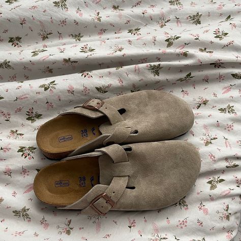 #birkenstock #boston #aesthetic #shoes #fashion Birkenstock Aesthetic, Birkenstock Outfit Men, Athleta Outfits, Boston Shoes, Boston Birkenstock, Boston Aesthetic, Granola Girl Outfits, Aesthetic Outfits Vintage, Birkenstock Outfit