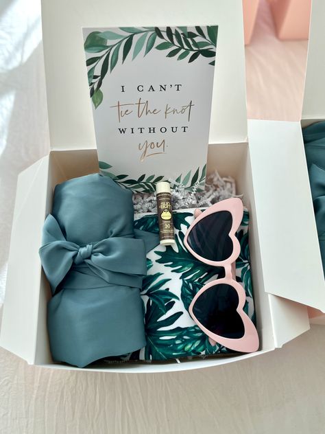 Will You Be My Bridesmaid Destination Wedding, Bridesmaid Boxes Beach Theme, Will You Be My Bridesmaid Beach Theme, Bridesmaid Proposal For Destination Wedding, Hawaii Bridesmaid Proposal, Entourage Gift Ideas, Beach Wedding Bridesmaid Proposal, Beachy Bridesmaid Proposal, Beach Theme Bridesmaid Proposal