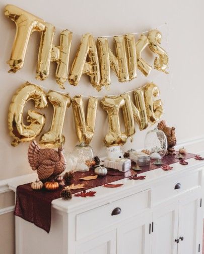 Beige Thanksgiving Aesthetic, Teamsgiving Ideas, Thanksgiving Esthetics, Thanksgiving Decorations Aesthetic, Thanksgiving Apartment Decor, Thanksgiving Office Party Ideas, Thanksgiving House Decor, Thanksgiving Aesthetic Family, Friendsgiving Aesthetic Table