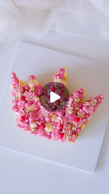 Sarah Arnold on Instagram: "A cake fit for a princess 👸  I used the crown ganache plates from @the_cake_decorating_co and a combination of @colour.mill Rose and Raspberry to create this dream in pink 💗   Simply use the ganache plate on your sheet cake to cut the shape and add some beautiful piping details 👑  AD - all products are available @the_cake_decorating_co ✨  #princesscake #pinkcakes #crowncake #sheetcake #colourmillmade #cakeinspo #caketrends #bakinghacks #cakedecorating #colourmillmade #easybaking #cakedecoratingvideos #einfachbacken #traybake #tortendekorieren" Crown Shaped Cake, Princess Sheet Cake, Easy Princess Cake, Pink Princess Cakes, Princess Crown Cake, Crown Cake, Cake Decorating Videos, Cake Trends, Cake Videos