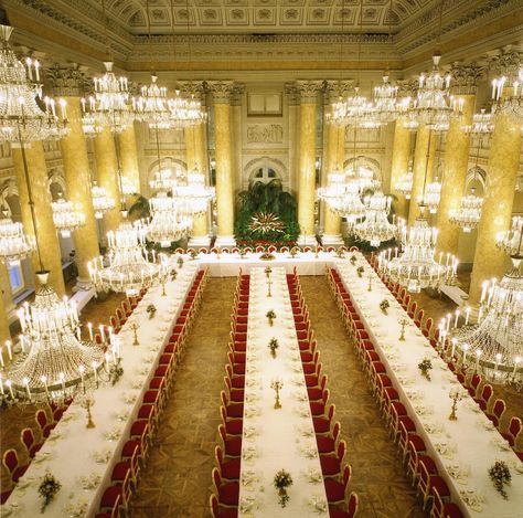 French Palace, Castle House Design, State Banquet, Palace Architecture, Princess Stuff, Palace Interior, Dream Wedding Decorations, Modern Villa Design, Antique French Furniture