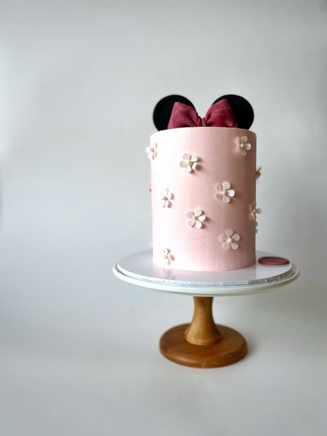 Italain buttercream cake withbwafer paper flower minnie ear Minnie Mouse Birthday Party Cake, Simple Minnie Mouse Cake, Minnie Mouse Cake Ideas, Mickey Minnie Cake, Minnie Birthday Cake, Caramel Chocolate Ganache, Vanilla Meringue, Minnie Mouse Birthday Cake, Girly Birthday Cakes