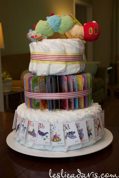 Diaper Cakes Tutorial, Diy Diaper Cake, Storybook Baby Shower, Diaper Gifts, Idee Babyshower, Baby Shower Baskets, Boy Baby Shower Ideas, Baby Shower Crafts, Baby Shower Diaper Cake