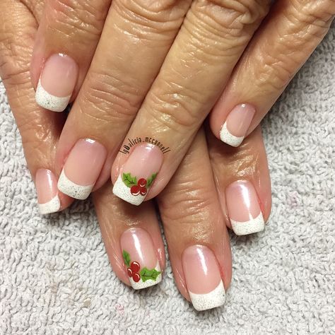 French tips and holly nails Christmas French Tip Nails Holly, French Tip Mistletoe Nails, French Tip With Holly, French Tip Nails With Design Christmas, Holly French Tip Nails, French Tip With Mistletoe, French Manicure For Christmas, French Tip Nails With Christmas Design, Christmas Nails 2023 French Tips