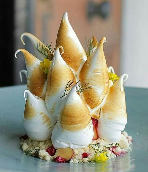 Lemon Plated Dessert, Meringue Plating, Food Garnish, Meringue Desserts, Fine Dining Desserts, Dessert Presentation, Bistro Food, Dessert Plating, Spring Desserts