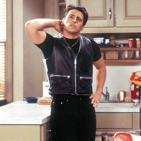 Matt Leblanc 90s, Joey Tribbiani Outfits, Joey Outfits, Friends Moodboard, Joey Core, Boys Street Style, Friends Joey, Joey Friends, Friend Costumes