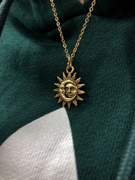 Sun And Moon Necklace Aesthetic, Moon Sun Necklace, Friendship Soulmate, Moon And Sun Necklace, M Aesthetic, Sun Accessories, Sun Moon Necklace, Necklace Sun, Sun And Moon Necklace