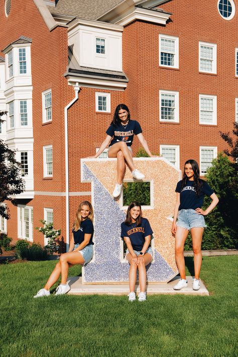 #bucknell #college #graduation #graduationphotos #friends #bucknellu #bucknelluniversity #senioryear #grad #gradpics Bucknell University Aesthetic, Bucknell University, University Aesthetic, College Aesthetic, Grad Pics, Graduation Photos, College Graduation, Senior Year, Homecoming