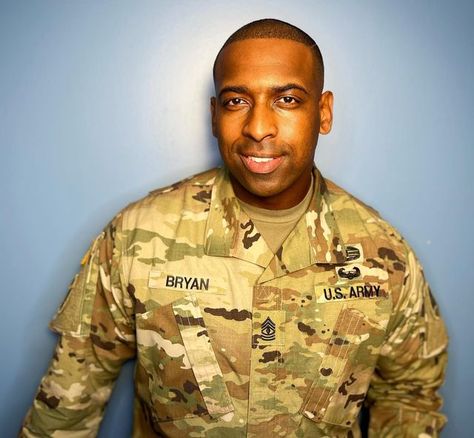 Edward Bryan Photos, American Army Soldiers, Us Military Men, Blue Playsuit, Us Army Soldier, Male Profile, Army Images, Army Pics, Classy Outfits Men