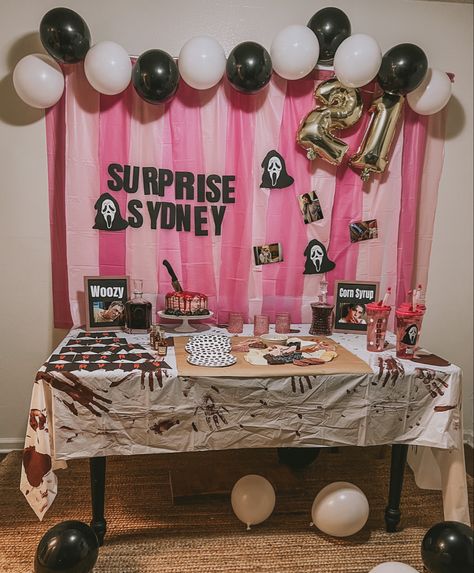 Horror Birthday Party Ideas Food, Scream Movie Party Theme, Scream Movie Party Decorations, Scream Decoration Party, Ghostface Party Decorations, Scream Birthday Party Girl, Scream Bday Party Ideas, Scream Movie Birthday Party Pink, Scream Themed Halloween Party