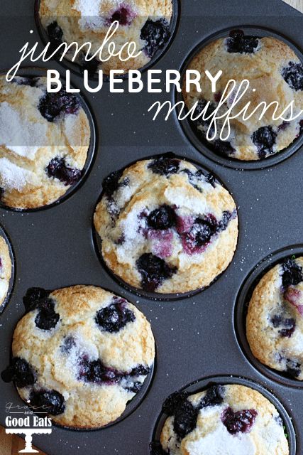 Jumbo Blueberry Muffins- the perfect grab and go breakfast or snackt! #muffins #breakfast #snack Leftover Blueberries, Jumbo Blueberry Muffins, Blueberries Muffins, Easy Dinner Desserts, Breakfast Vegetarian, Muffins Breakfast, Jumbo Muffins, Brunch Casserole, Muffin Liners