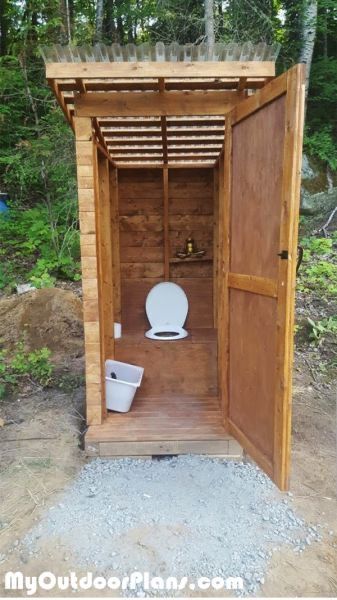 Outdoor Toilet Design, Outhouse Diy, Outdoor Toilet Ideas, Diy Outhouse, Building An Outhouse, Outhouse Plans, Outhouse Bathroom, Outside Toilet, Out Houses