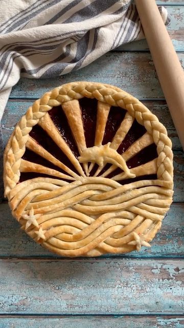 Winter Pie Crust Designs, Pie Crusts Design, Decorative Pie Crust Ideas, Christmas Pie Crust Designs, Pie Decorating Ideas, Christmas Pie Crust, American Flag Pie, Fancy Pies, Pie Crust Ideas