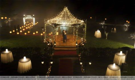 And the favorite #gazebo of teenagers everywhere... from Twilight. http://www.amishgazebos.com/gazebos-in-the-movies/ Bella And Edward Aesthetic, Edward Aesthetic, Twilight Prom, Twilight Family, Twilight Birthday, Twilight Forks, Twilight Images, Scenery Forest, Twilight Bella And Edward