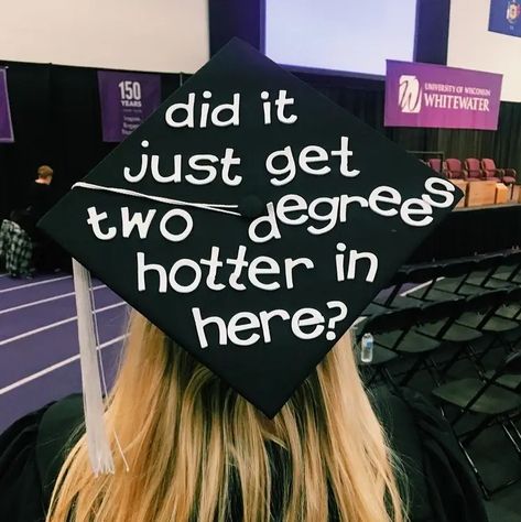 Science Graduation Cap, Bachelors Degree Graduation, Graduation Cap Design Ideas, Cap Ideas Graduation, Cap Design Ideas, College Graduation Cap Ideas, Funny Graduation Caps, Mba Graduation, Nurse Graduation Cap