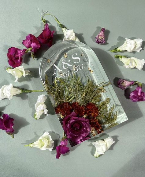 Resin Art Flower Preservation, Resin Wedding Favors, Rose Preserved In Resin, Roses In Resin, Resin Flower Preservation, Diy Resin Flowers, Diy Resin Gifts, Diy Giveaway, Thoughtful Wedding Gifts