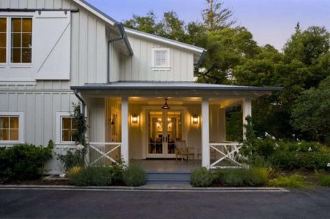 Modern Farmhouse Porch, Traditional Porch, Building A Porch, Rustic Porch, Farmhouse Front Porches, Farmhouse Porch, Modern Farmhouse Design, Farmhouse Front, Modern Farmhouse Exterior