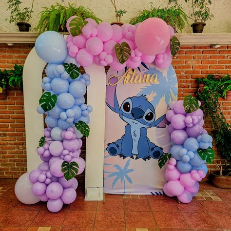 Ohana significa familia 🌸 Nos encantan las fiestas temáticas ¡Sigan pidiendo de sus personajes favoritos!💖 #liloandstitch #stich #disney #decoration #happybirthday Lilo And Stitch Backdrop, Stitch Balloon Arch, Fiesta Lilo Y Stitch, Stitch Decorations Party, Stitch Birthday Decorations, Stitch Party Ideas, Stitch Party Decorations, Stitch Birthday Party Ideas, Lilo And Stitch Birthday Party