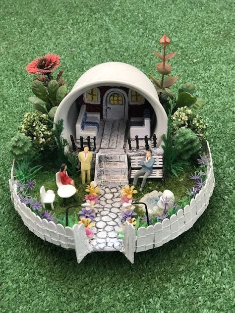 Linda Mooney's Other Worlds of Romance: Miniatures in a Tea Cup Winter Garden Decoration, Miniature Fountain, Miniature Garden Diy, Miniature Garden Design, Miniature Greenhouse, Beach Fairy Garden, Fairy Garden Pots, Indoor Fairy Gardens, Teacup Gardens