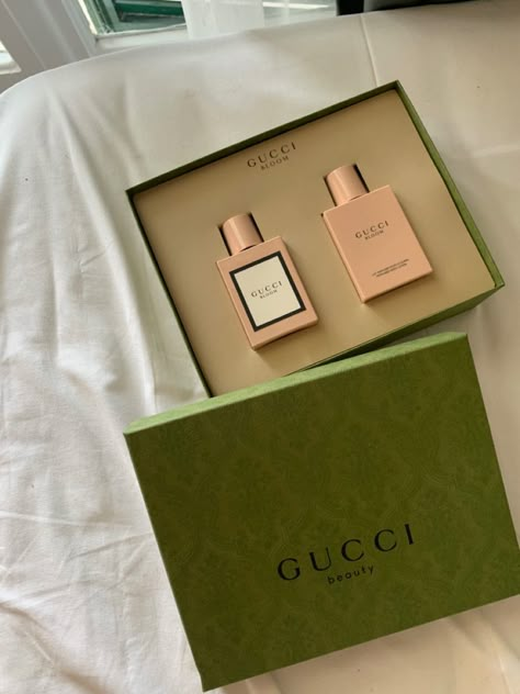 Rich perfume Gucci bloom Greece travel trend green Girly Christmas Aesthetic, Brandy Clothes, Perfumes Packaging, Luxury Perfume Packaging, Premium Gift Idea, Parfum Gucci, Green Gucci, Gucci Perfume, Luxury Birthday