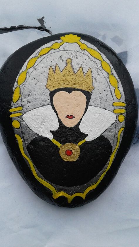 Queen from snow white painted rock Decorated Rocks, Paint Pumpkins, Rock Designs, Happy Rock, Story Stone, Paint Rocks, Diy Rock Art, Rocks Painted, Halloween Family