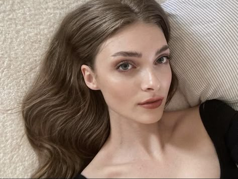 Modern Feyre Aesthetic, Feyre Faceclaim, Reading Pfp, Feyre Archeron Aesthetic, Acotar Cast, Flock Of Crows, 007 Style, Everyday Makeup Looks, Nesta Archeron