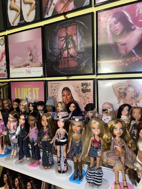 Bratz Collections, Guitar Songs For Beginners, Nicki Minaj Pink Friday, Bratz Doll Outfits, Doll Museum, Brat Doll, Bratz Girls, Bratz Inspired Outfits, Doll Display