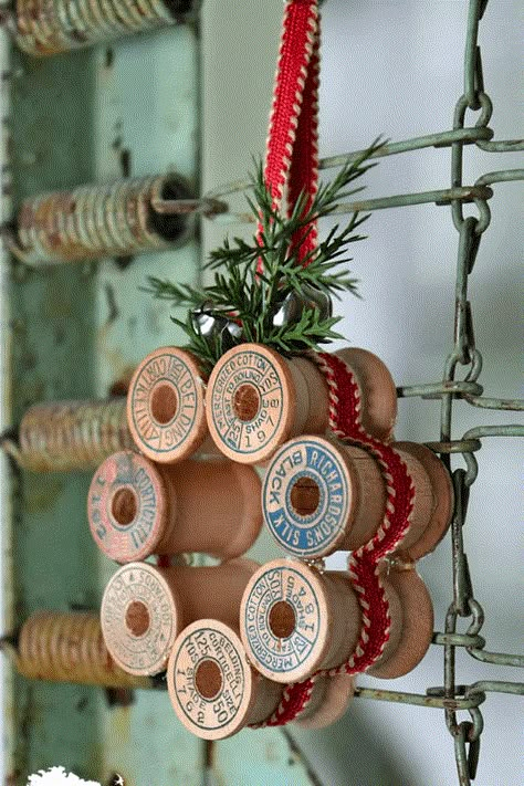 Vintage Wooden Spool Crafts, Wooden Thread Spool Wreath, Old Wood Thread Spools Ideas, Metal Bobbin Crafts, Wooden Thread Spool Christmas Ornaments, Thread Spool Christmas Tree, Crafts With Old Wooden Thread Spools, Wooden Thread Spools Ideas, Wooden Sewing Spool Ideas