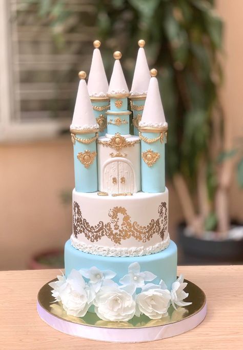 Cake Cinderella, Cinderella Castle Cake, Cinderella Birthday Cake, Frozen Birthday Theme, Cinderella Cake, Two Tier Cake, 33rd Birthday, Castle Cake, Cinderella Party