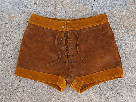 Vintage 70's lace-up leather shorts Shorts 70s Outfit, Vintage Mini Bottoms For Fall, 70s Outfits Shorts, 70s Shorts Outfits, 70s Outfits Summer, Summer 70s Outfits, 70s Summer, 60s Shorts, 70s Jean Shorts