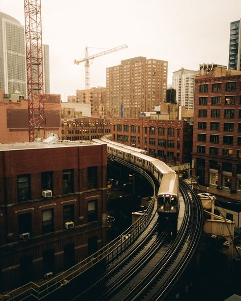 Overlook Metro Trains at Wells Kinzie Garage Chicago Pictures In Chicago, Chicago Photoshoot, Chicago Metro, Best Places To Take Pictures, Chicago Travel Guide, Metro Train, Places To Take Pictures, Chicago Aesthetic, Chicago L