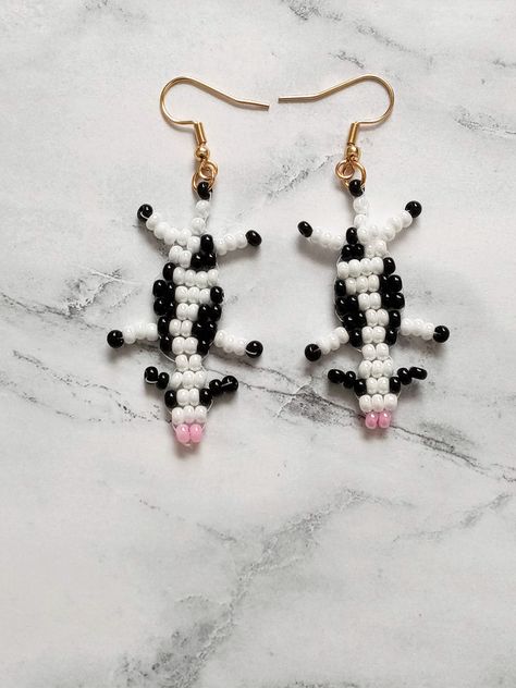 Seed Bead Creations, Beaded Cow Earrings, Beaded Animal Earrings, Pony Bead Earrings, Cottagecore Cartoon, Tacky Jewelry, Bead Pets Pattern Easy, Seed Bead Animals, Bead Animals Patterns Easy