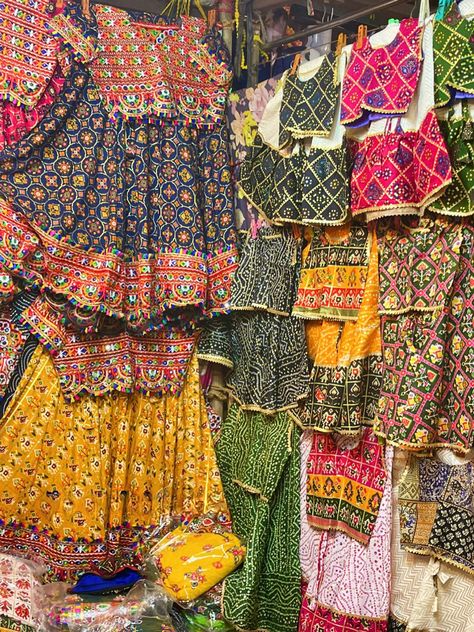 Gujrat Aesthetics, Bazaar Aesthetic, Rajasthani Fashion, Design Shoes Drawing, Indian Bazaar, Fake Post, India Aesthetic, Rajasthani Culture, Desi Vibes