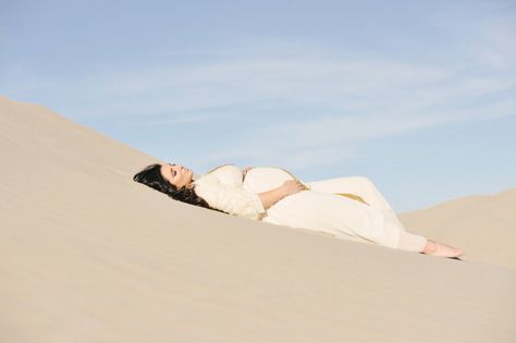 Bump Shoot Ideas, Saudi Arabia Desert, Desert Photos, Bump Shoot, Desert Shoot, Maternity Dresses Photography, Maternity Shots, Dresses Photography, Festival Attire