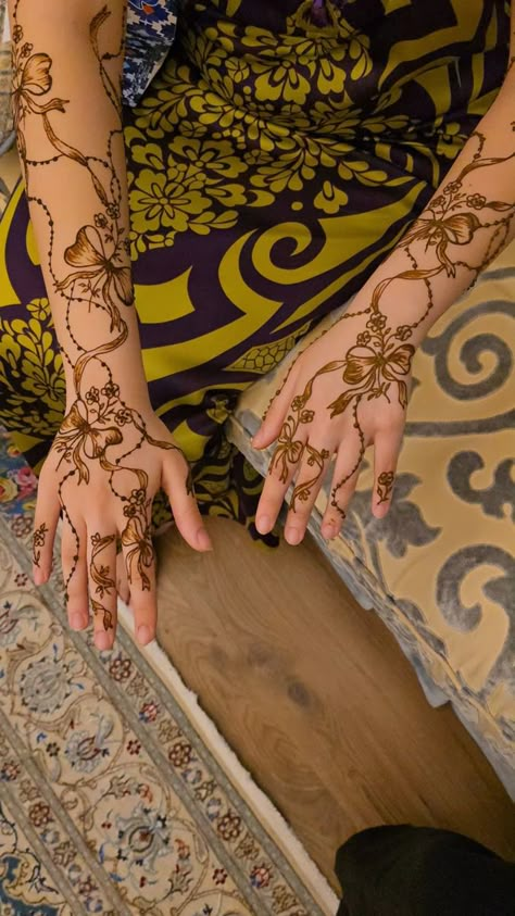 Coquette Mehendi Designs, Coquette Henna Design, Coquette Mehendi, Coquette Henna, Back Mehendi, Hina Design, Mehndi Design Back Hand, Mehndi Tattoos, Cute Henna Designs