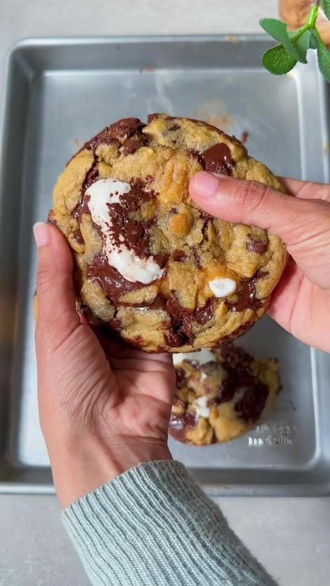 The s’more chocolate chip cookies recipe!! #smoreschocolatechipcookies #chocolatechipcookies #cookies #smores #fyp | Video flex Cookies Smores, Crumble Cookies, Chocolate Chip Cookies Recipe, Tasty Baking, Sweet Snacks Recipes, Baked Dessert Recipes, Delicious Snacks Recipes, Fun Baking Recipes, Easy Baking Recipes