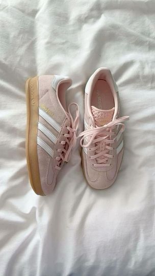 Pink Footwear, Light Pink Sneakers, Light Pink Adidas, Rose Adidas, Adidas Gazelle Indoor, Adidas Originals Gazelle, Preppy Shoes, Shoes Photo, Adidas Spezial