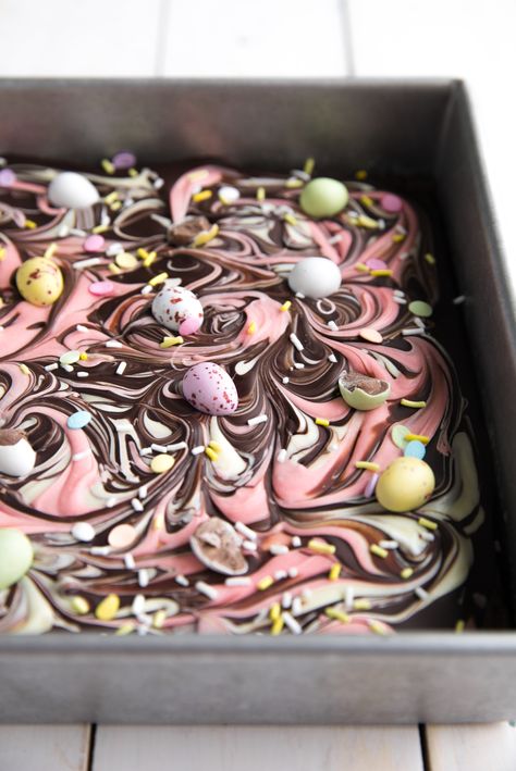 Easter Brownie Chocolate Bark Decorate Brownies, Easter Brownie, Easter Brownies, Easy Easter Desserts, Chocolate Garnishes, Diy Easy Recipes, Easter Desserts Recipes, Slow Cooker Desserts, Easter Baking