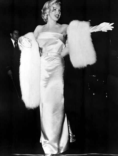 15 Ways to Pay Homage to Marilyn Monroe This Halloween Red Carpet Marilyn Monroe Marilyn Monroe Outfits, Monroe Dress, Marilyn Monroe Fashion, Hollywood Dress, Old Hollywood Glam, Marilyn Monroe Photos, Prom Inspo, Fur Stole, Marlene Dietrich