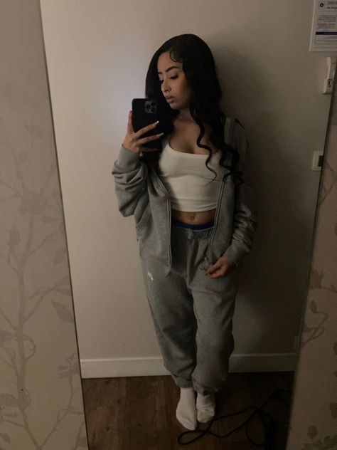 Sweatpants Outfit Baddie, School Outfits Sweatpants, Outfits Sweatpants, Sweat Suits, Comfy Sweats, Cute Maternity Outfits, Selfie Photography, Maternity Outfits, Sweatpants Outfit