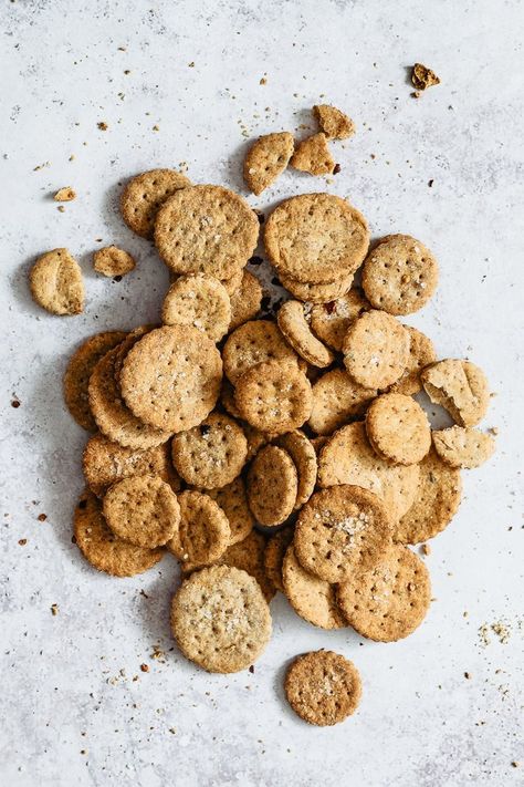 The easiest homemade crackers recipe you'll ever find: spicy vegan crackers! Homemade Crackers Healthy, Easy Homemade Crackers, Homemade Crackers Recipe, Cheese Photography, Easy Super Bowl, Super Bowl Food Healthy, Board Photography, Healthy Superbowl, Healthy Superbowl Snacks