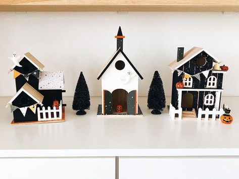 Halloween Village Houses Diy, Halloween Spooky Village, Cute Halloween Village, Diy Halloween Village, Haunted House Craft, Halloween Houses, Halloween Village Display, Holiday Houses, Village Ideas