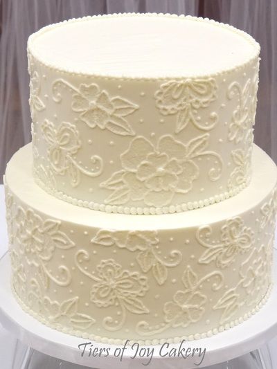 White wedding cake with handpiped lace design. White Lace Wedding Cake, Hand Piped Wedding Cake, Wedding Cake Embroidery, Wedding Core, Champagne Wedding Cakes, Fake Wedding Cakes, 2 Tier Wedding Cakes, Peacock Cake, Brush Embroidery