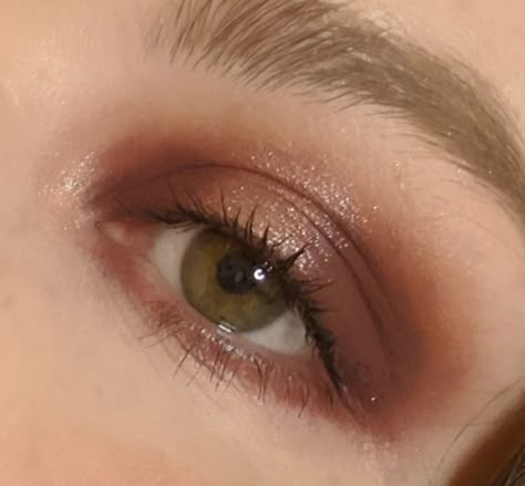 Sultry Burgundy Fall Eyeshadow Looks Fall Make Up Aesthetic, Warm Tone Eyeshadow Looks, Sultry Makeup For Green Eyes, Burgundy Makeup Look Natural, Burgendy Makeup, Autumn Eyeshadow Looks, Warm Eyeshadow Looks, Makeup For Autumn, Autumn Eye Makeup