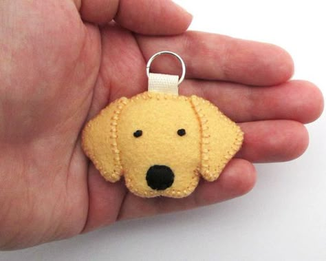 Felt Golden Retriever, Felt Keychain, Mini Keychain, Felt Dogs, Wool Projects, Dog Ideas, Felt Decorations, Cat Crafts, Felt Applique