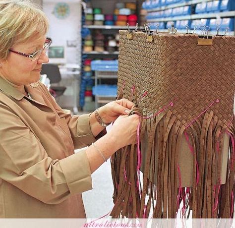 Once again i find myself looking at Bottega Veneta  Cabats :   it's interesting how they weave it into shape :) it's not just a "bayong" it'... Handmade Leather Work, Snake Skin Handbag, Silver Handbag, Paris Shopping, Macrame Bag, Leather Weaving, Beautiful Knitting, Leather Diy, Woven Bag