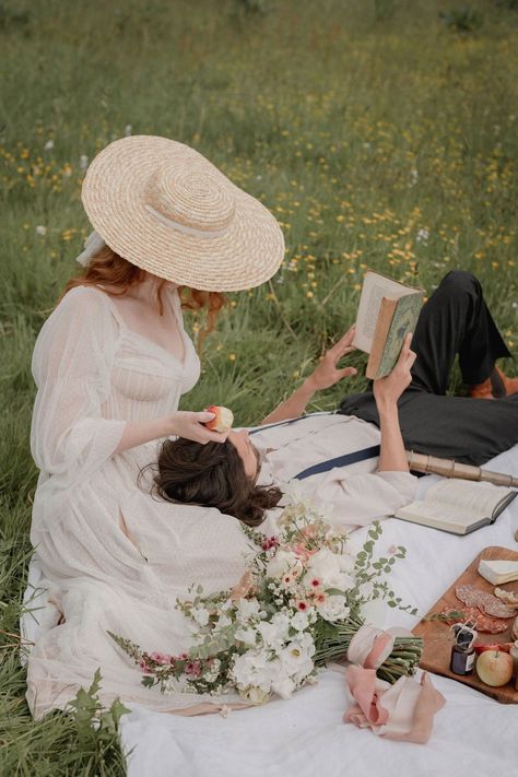 Romance Novel Photoshoot, Cottagecore Proposal, White Dress Pre Wedding Shoot, Picnic Prewedding Photoshoot, Spring Couple Aesthetic, Cottage Core Photography, Cute Pre Wedding Photoshoot, Cottagecore Aesthetic Wedding, Couples Photo Aesthetic